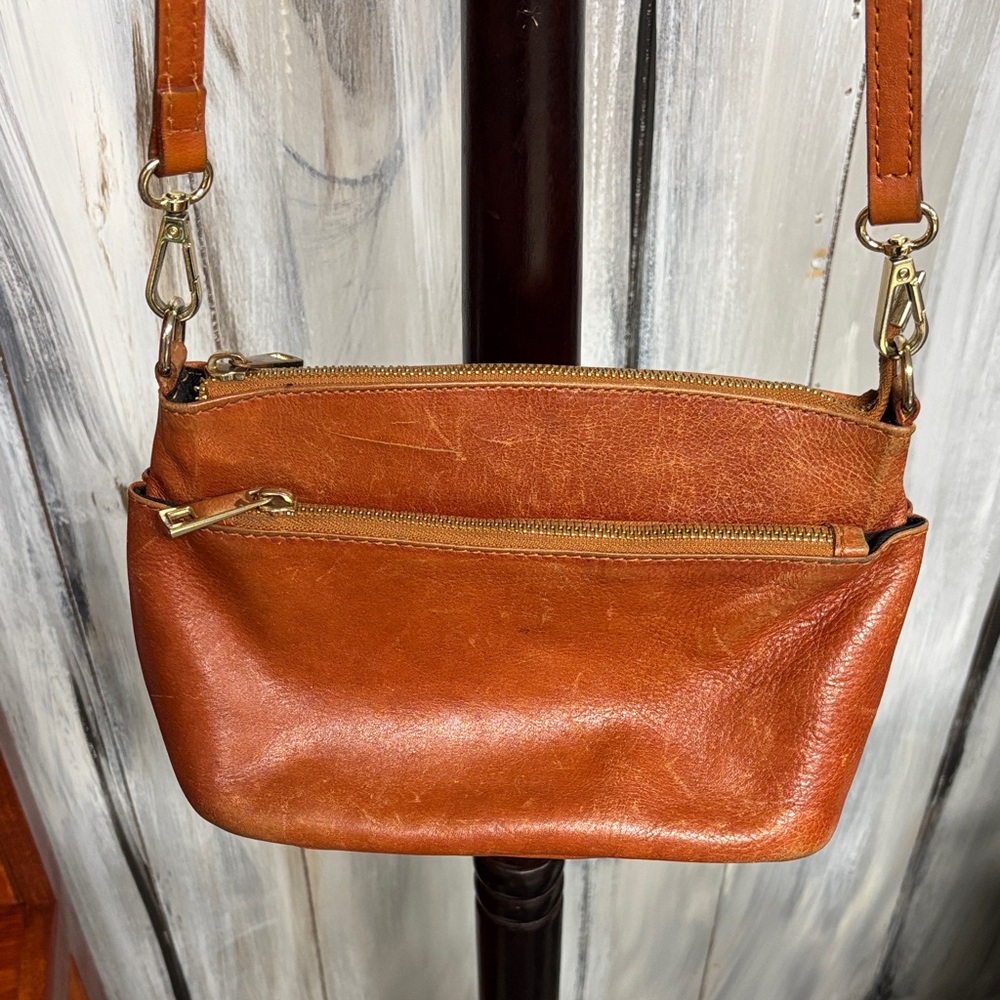 Divina Firenze Made in Italy Brown Leather Crossbody Bag. Has flaws